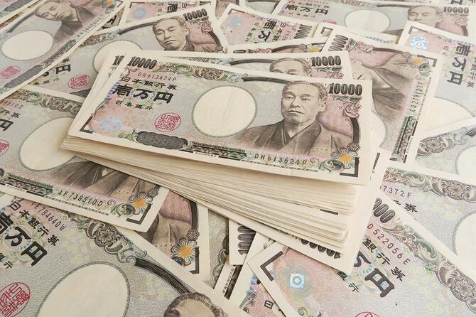 日本円で1万円札が広がる