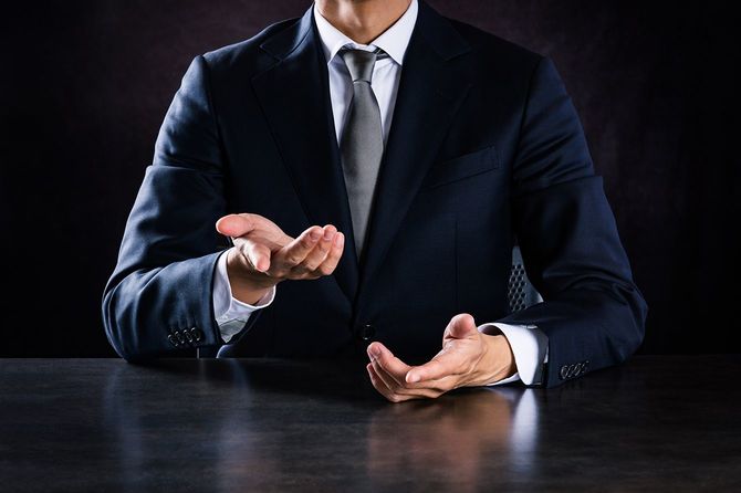 プレゼンテーションを行うビジネスマン