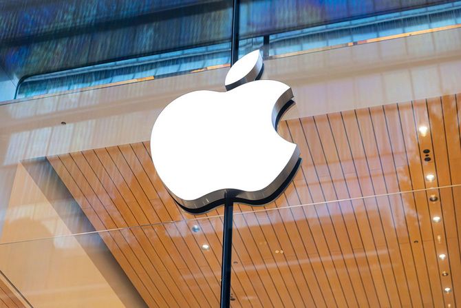 東京都、丸の内のアップルストア＝2022年10月20日