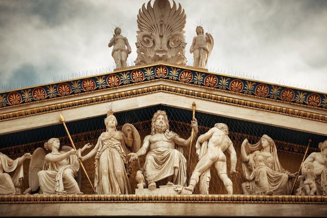 アテネにある国立アカデミーの建物の彫刻