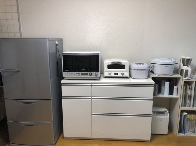 キッチン家電だけは、フル装備。取り出しやすく、使いやすく置いてある。