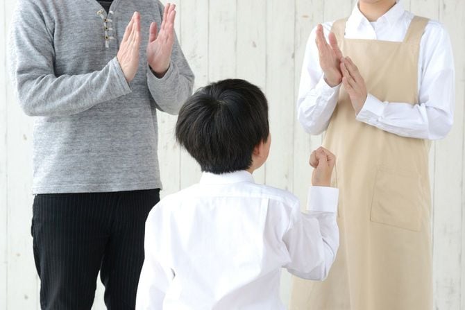 子供をほめる両親