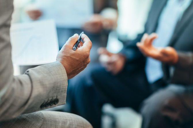 オフィスで対話中のビジネスパーソンたち