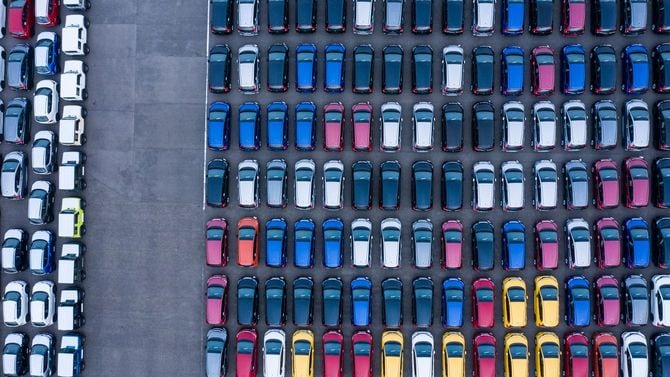 港に停められたカラフルな車の数々