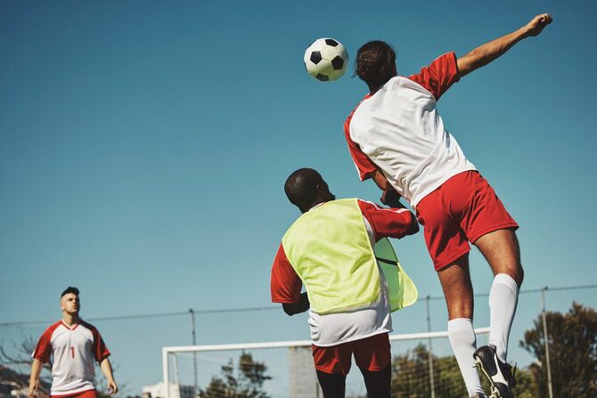 グラウンドでサッカーをする人たち