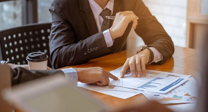 オフィスの従業員が働いている雰囲気