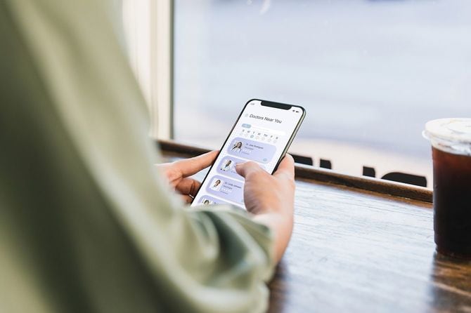 スマホで調べものをする人