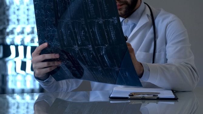 X線を調べる専門医