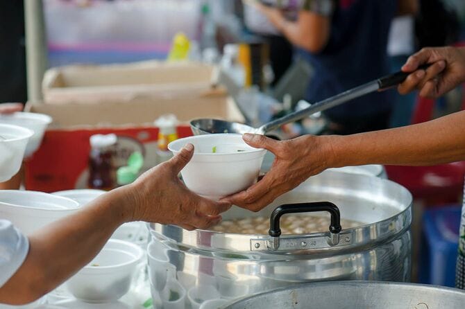 炊き出しのボランティアから食事を受け取る人
