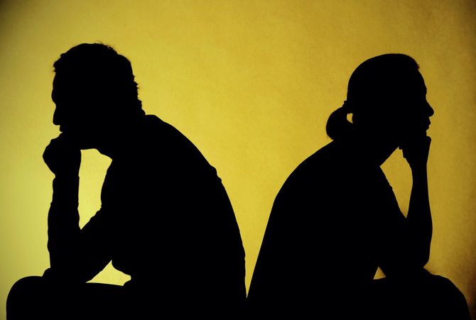 困難な関係を表す背中合わせの2人