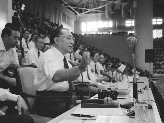 講演する創価学会の池田大作名誉会長（1986年8月31日、東京・八王子市の創価大学）