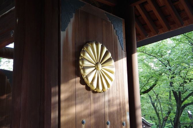 菊の御紋がついている靖国神社の門