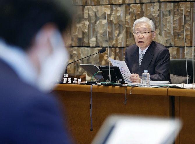 記者会見で記者の質問に答えるNHKの前田晃伸会長=2021年1月13日、東京都渋谷区のNHK放送センター