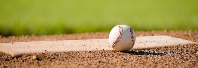ベースの上に野球の球