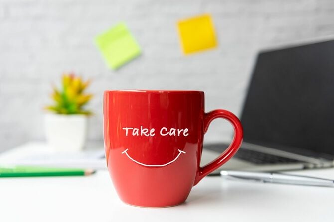 ワークデスクの背景に休憩のマグカップ