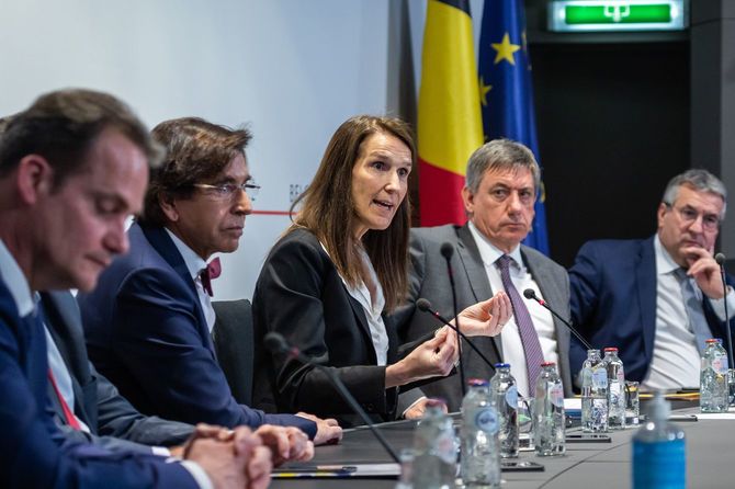 ソフィー・ウィルメス首相（当時）（中央）2020年4月15日撮影