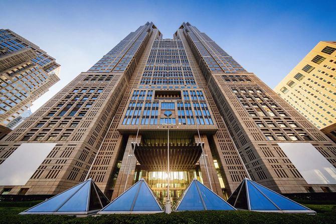 下から見上げる都庁