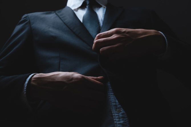 黒いスーツを着たビジネスマン