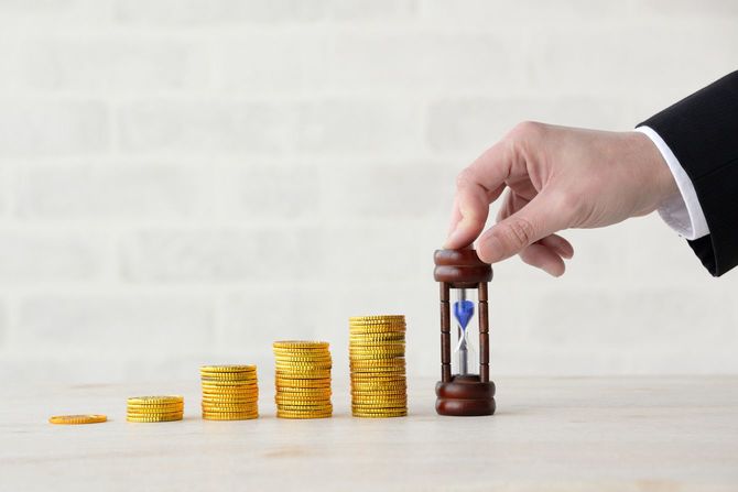 積まれたコインと砂時計