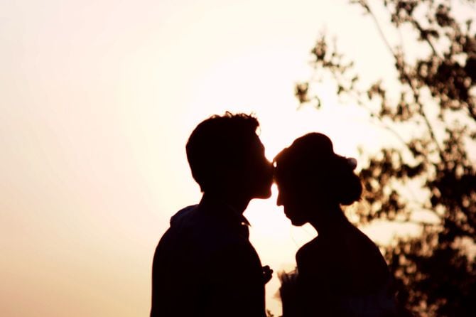 結婚式を挙げるカップル