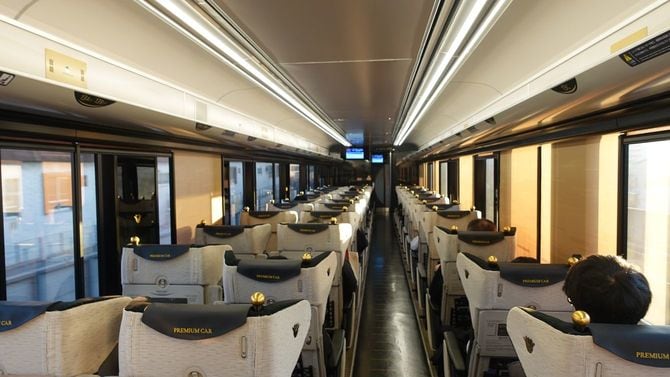 プレミアムカー車内の全景