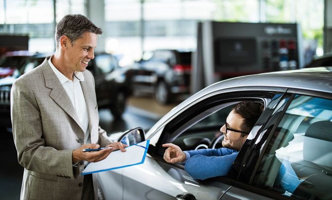 ディーラーとおしゃべりする顧客