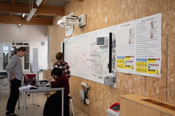 叡智学園での授業後の補修の様子。教師への質問も、教師からの回答も英語で行われていた。