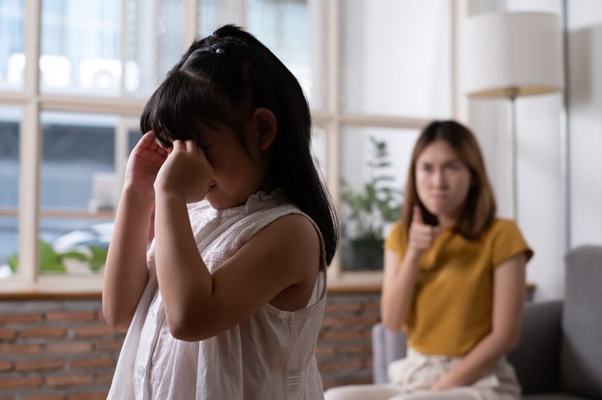 母親に叱られて泣いている女の子