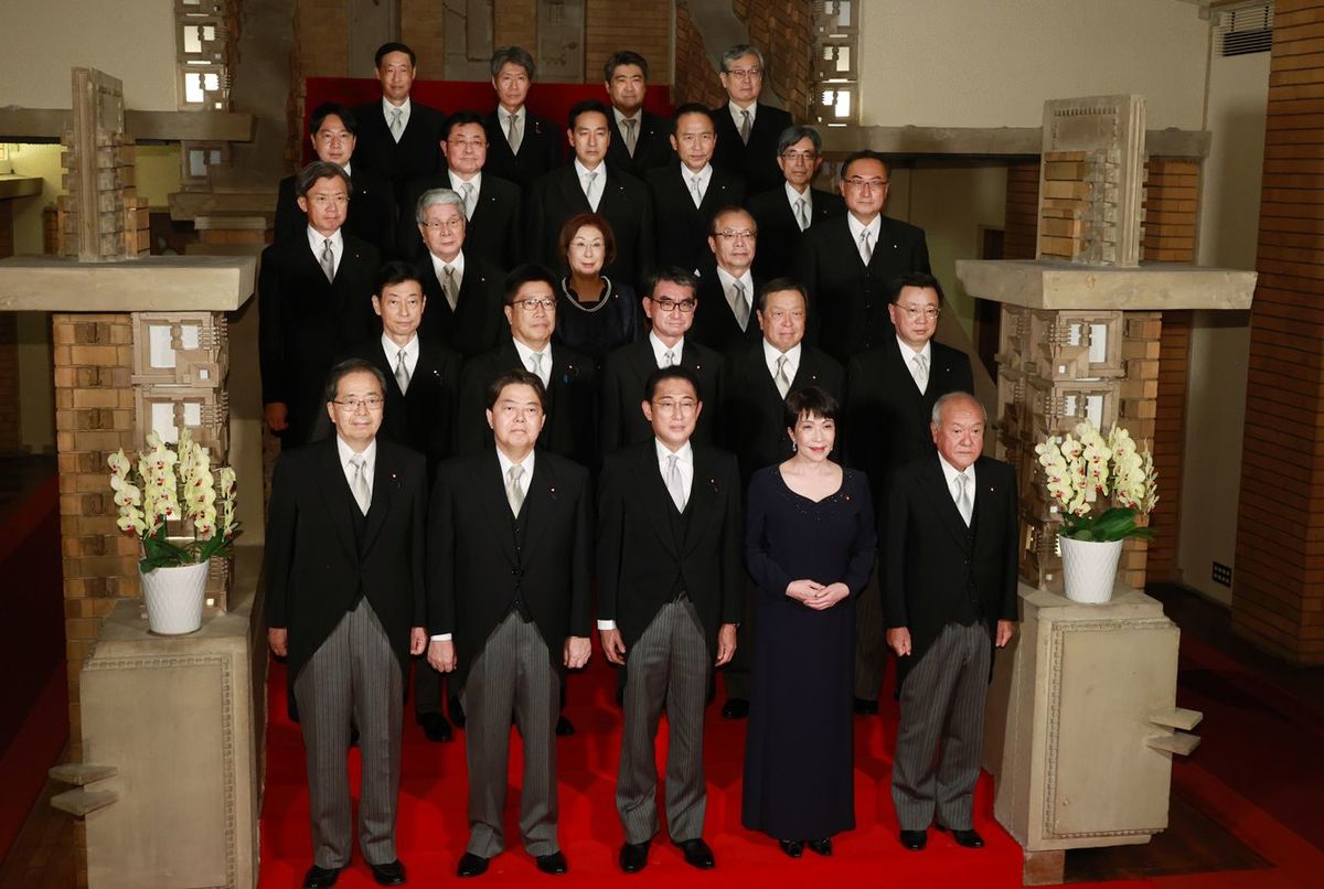 初閣議を終え、記念撮影に臨む岸田文雄首相（前列中央）と閣僚ら＝2022年8月10日午後、首相公邸