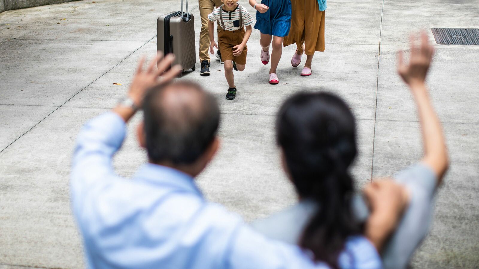 お盆休みは｢帰省スルー｣や｢帰省ブルー｣　夫婦が一緒に帰らない家族分散型｢セパレート帰省｣が進むワケ ｢帰省しなかったら楽｣と知ってしまった