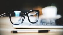 老眼が始まったが､メガネはかけたくない…そんなホリエモンがカリスマ眼科医に聞いた｢眼内レンズ｣の最新事情