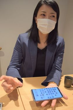 文豪の相関図を見せながら船橋屋の歴史について熱く語る佐藤さん 撮影＝プレジデントウーマンオンライン