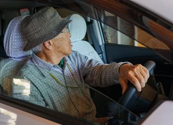 都会の老人は運転免許証を返納しなさい