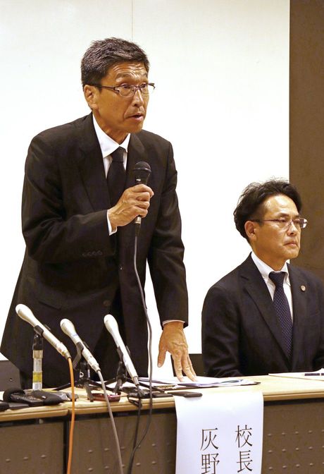 福島県の磐越道バス事故を受け、記者会見に臨む私立北越高校の灰野正宏校長（左）ら＝2026年5月7日、新潟市中央区