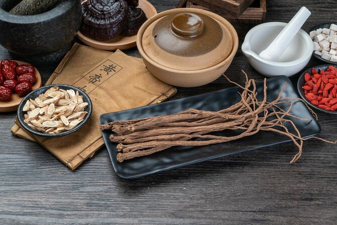 テーブルの上の古代中国医学の本とハーブ