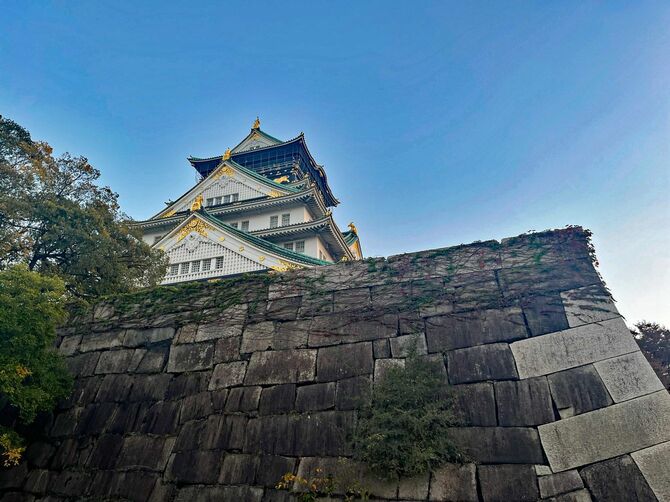 現在の大阪城天守閣と石垣