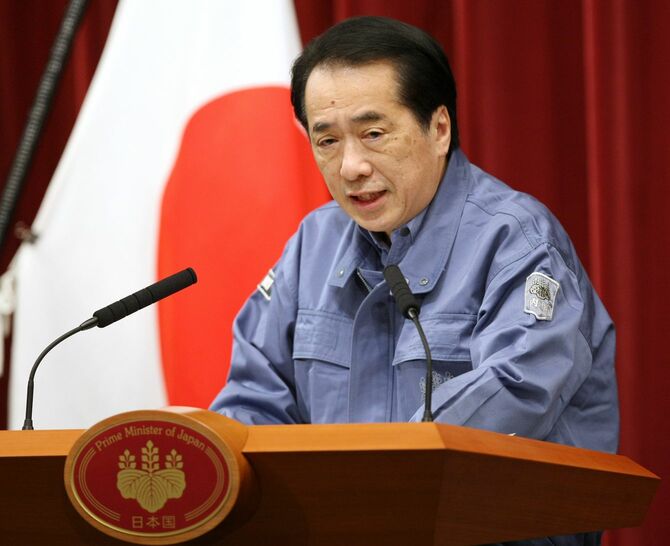 記者会見する菅直人首相（2011年3月13日夜、東京・首相官邸）