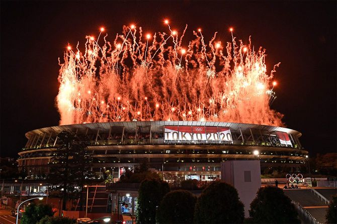 東京2020オリンピックの開会式で、オリンピックスタジアムの上空を彩る花火＝2021年7月23日