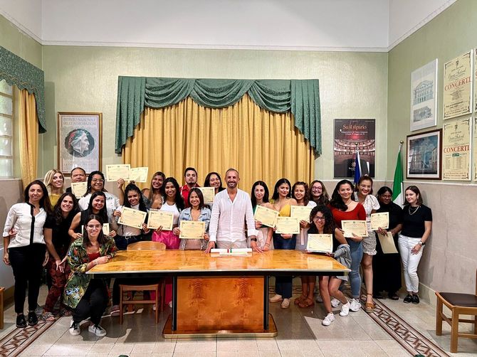 チェントロ本部で留学生と一緒に