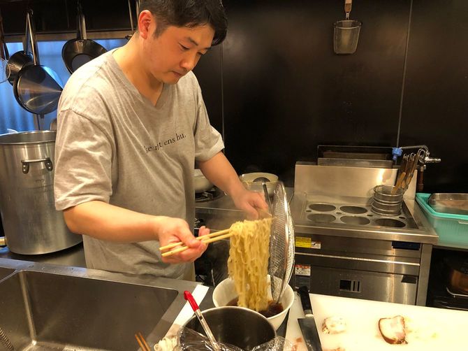 営業時間中は「私語厳禁」のルールを定める鈴木夫妻。店主と常連の「内輪の空気」を出さず、一見客にも居心地よく感じてほしいという思いがある