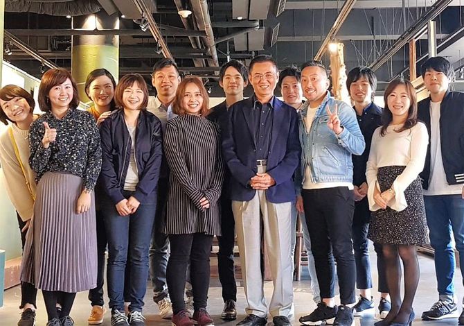 前列右からふたり目が著者、3人目が春水堂のオーナー