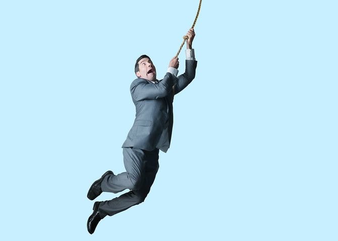 ロープでスイングビジネスマン