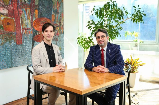 お笑い芸人のパックンさん(左)とエコノミストのエミン・ユルマズさん。