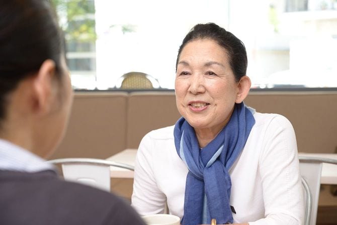 カフェで話している高齢の女性
