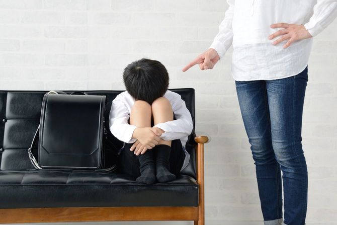 息子に説教をする母親