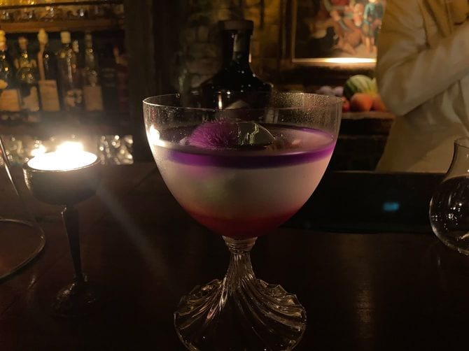 きれいな層がみえるカクテル