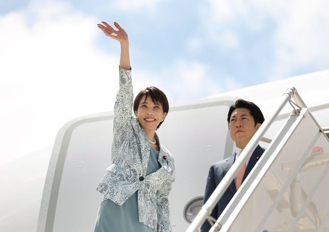 日伊首脳会談を終え、先進7カ国首脳会議（G7サミット）に出席するため、イタリア・ローマ郊外のレオナルド・ダビンチ国際空港（フィウミチーノ空港）を出発する高市早苗首相（左）＝2026年6月15日［代表撮影］