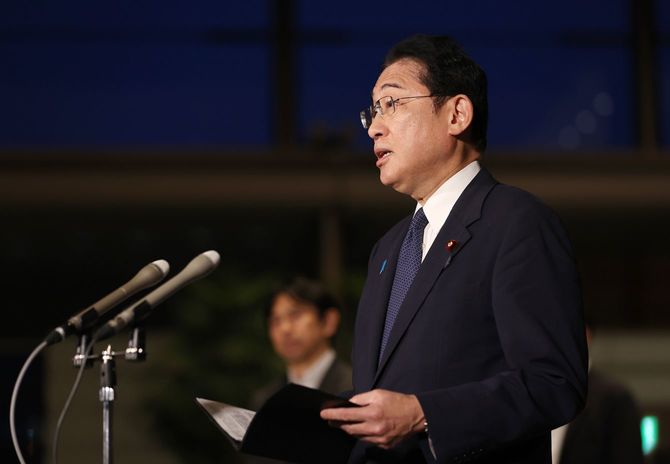 記者団の取材に応じる岸田文雄首相=2023年8月28日午後、首相官邸