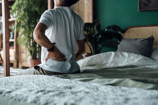 腰痛に苦しむ男性