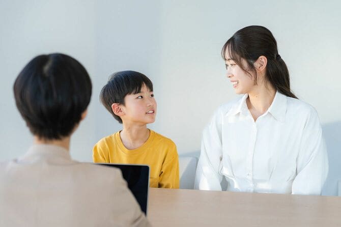 面談する親子と教師